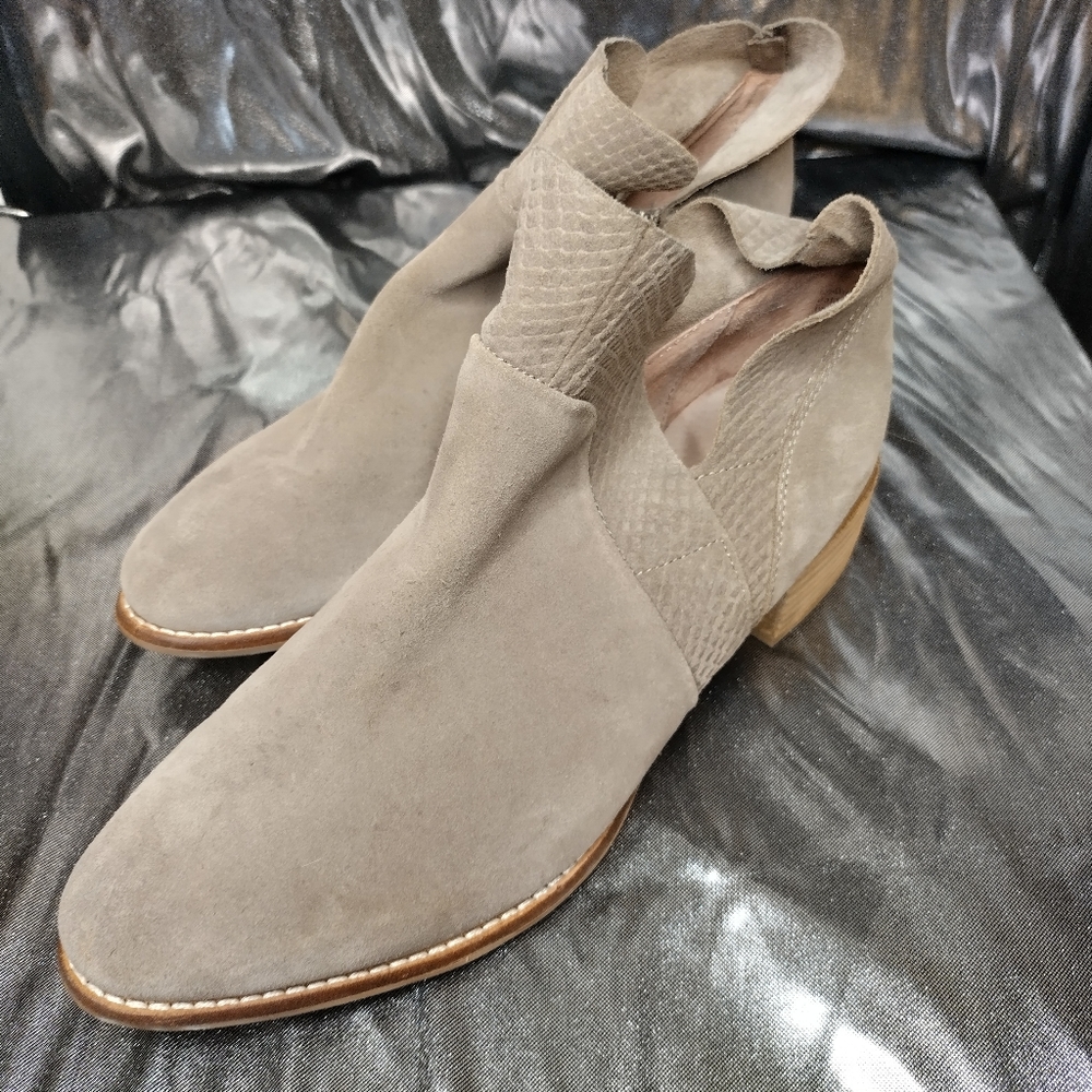 Seychelles Suede side zip Tan Ankle Boot 9.5
